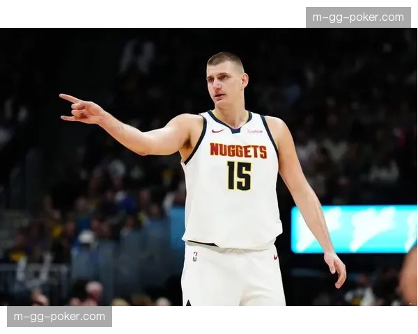 篮板卡位推人动作隐蔽性高，约基奇犯规漏判暴露执法难点