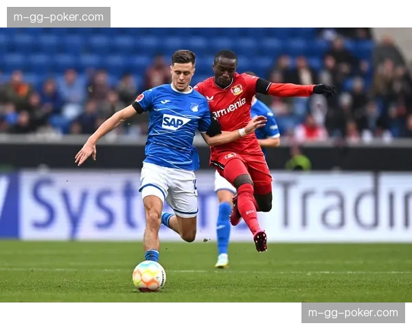 汉堡中后场衔接断层，面对霍芬海姆中场绞杀失去出球路线